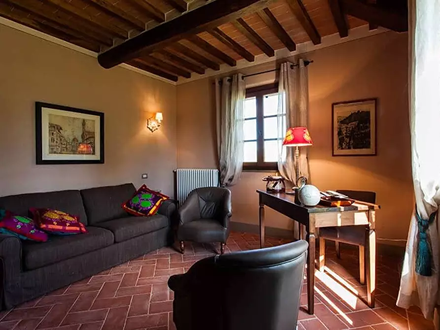 Immagine 13 di Casa colonica in vendita  a Cortona