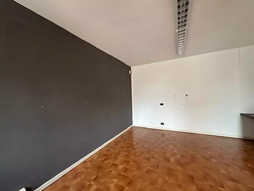 Immagine 4 di Ufficio in affitto  a Cascina