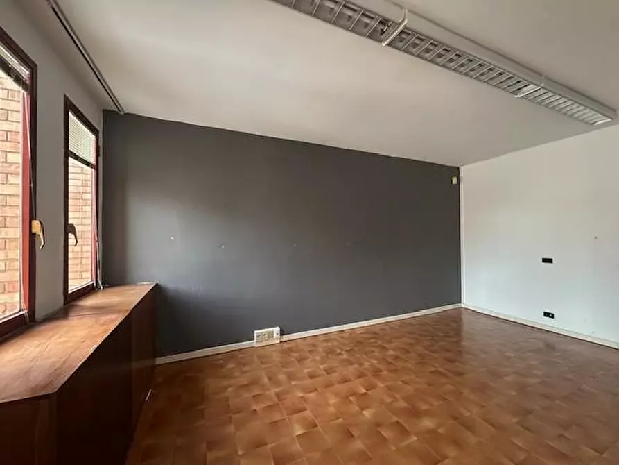 Immagine 2 di Ufficio in affitto  a Cascina