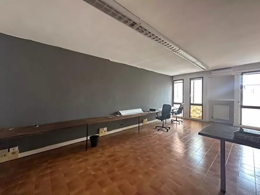 Immagine 7 di Ufficio in affitto  a Cascina