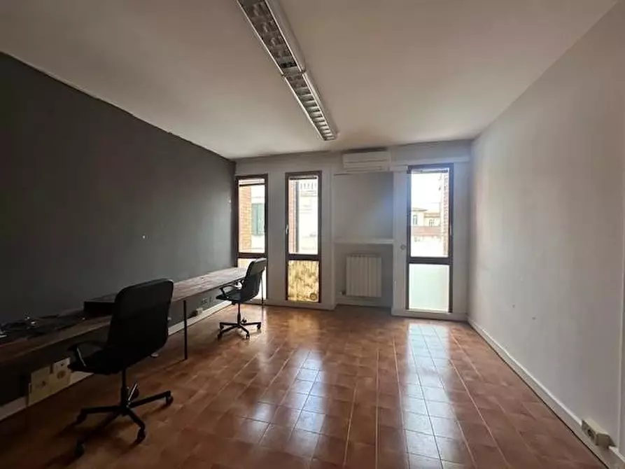 Immagine 6 di Ufficio in affitto  a Cascina