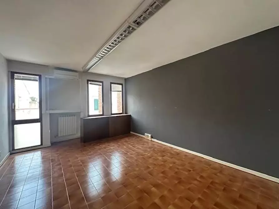 Immagine 3 di Ufficio in affitto  a Cascina