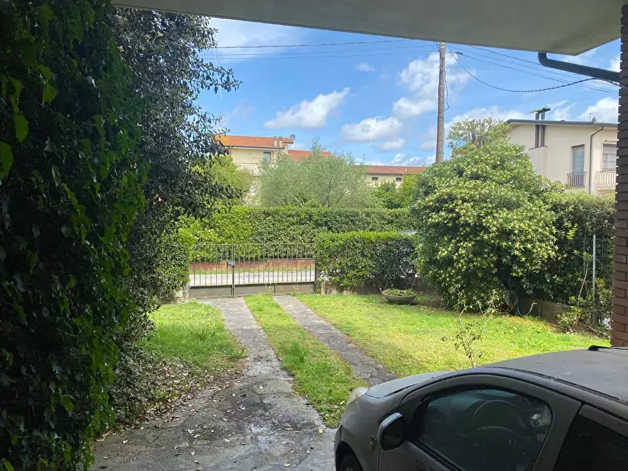 Immagine 6 di Villa in vendita  a Viareggio