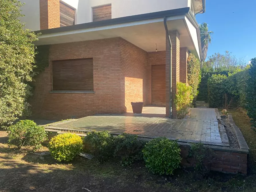 Immagine 43 di Villa in vendita  a Viareggio