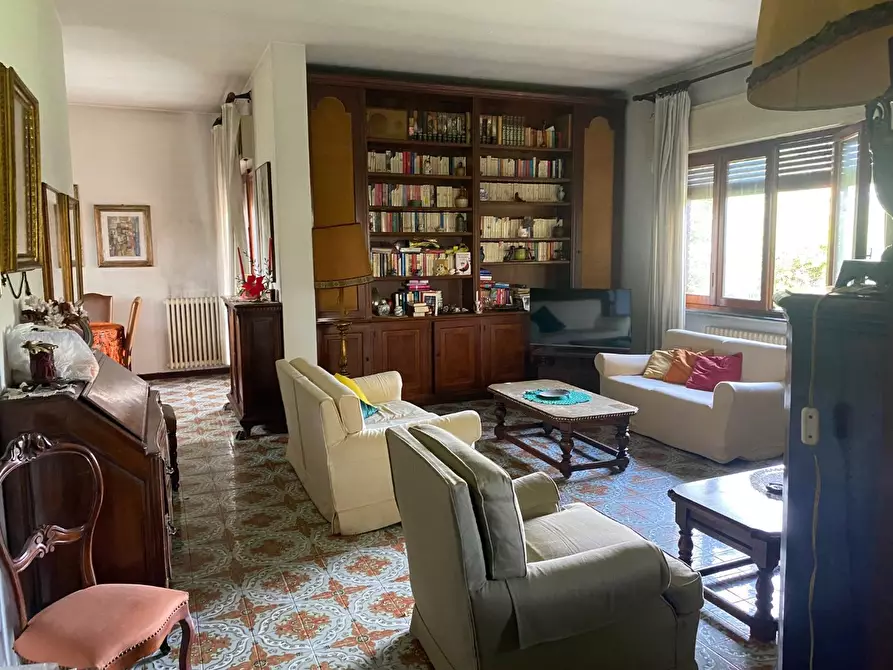 Immagine 3 di Villa in vendita  a Viareggio