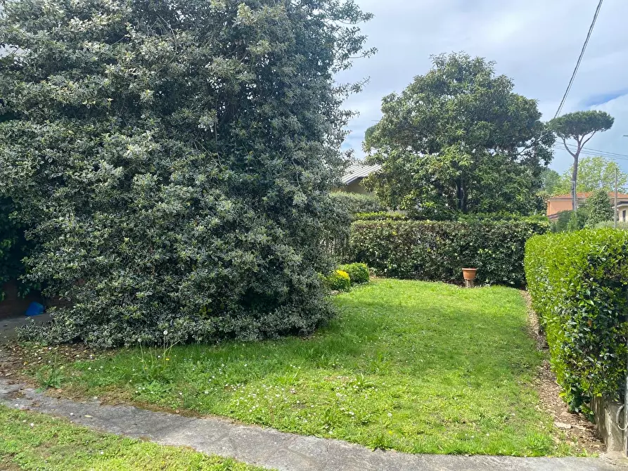 Immagine 9 di Villa in vendita  a Viareggio