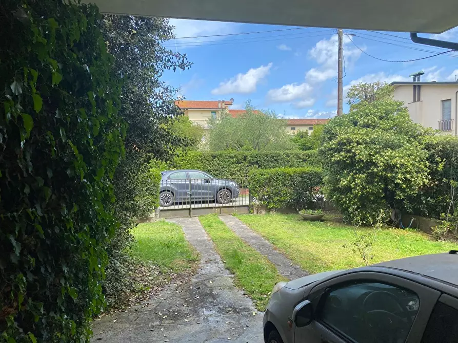 Immagine 10 di Villa in vendita  a Viareggio