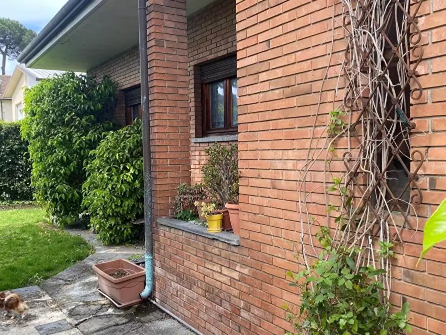 Immagine 5 di Villa in vendita  a Viareggio