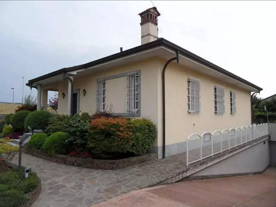 Immagine 3 di Villa in vendita  a Monza