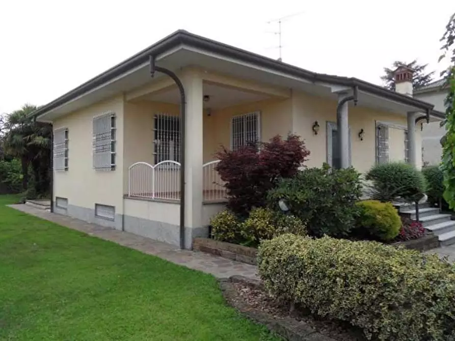 Immagine 2 di Villa in vendita  a Monza