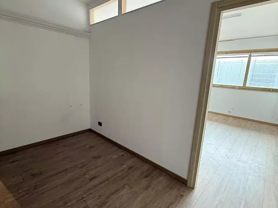 Immagine 9 di Ufficio in vendita  a Massa