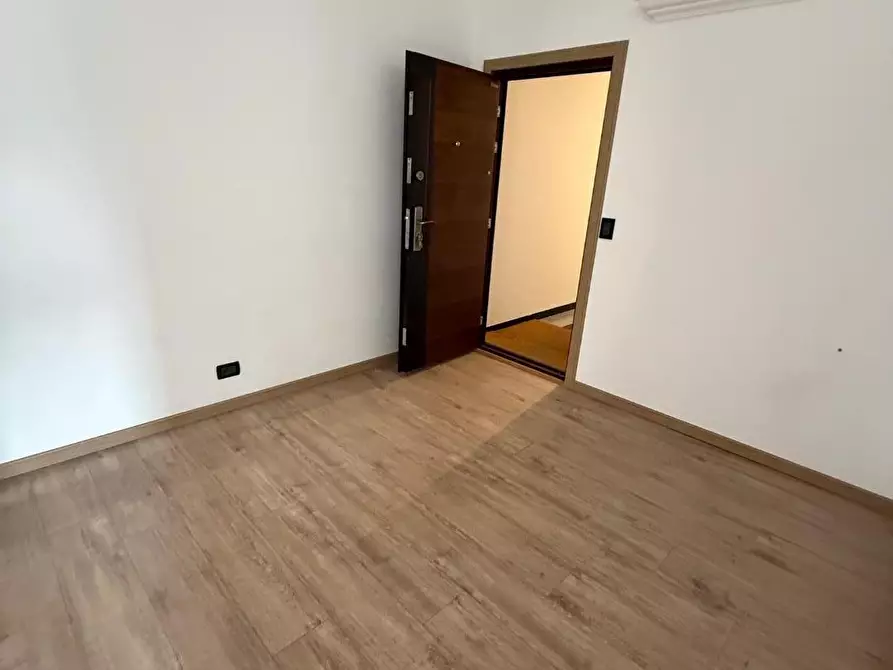 Immagine 6 di Ufficio in vendita  a Massa