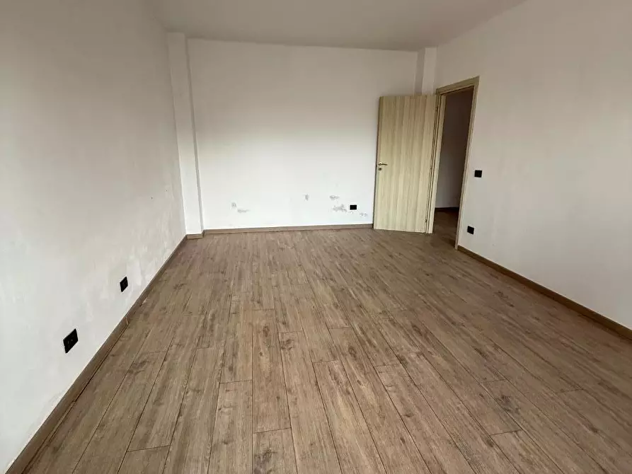 Immagine 2 di Ufficio in vendita  a Massa