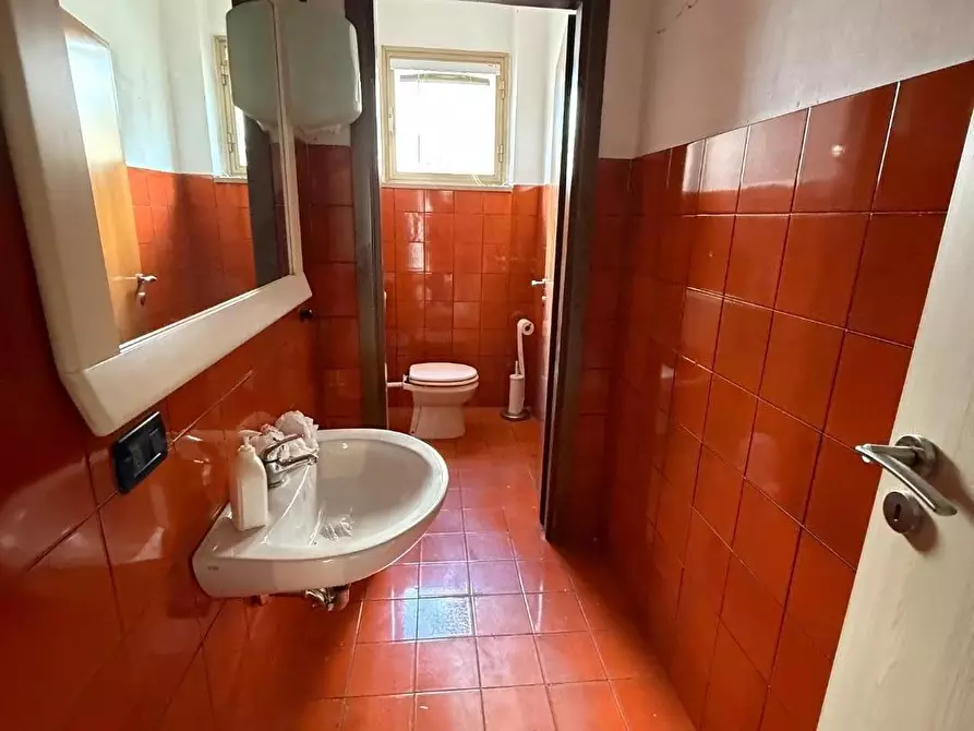 Immagine 8 di Ufficio in vendita  a Massa