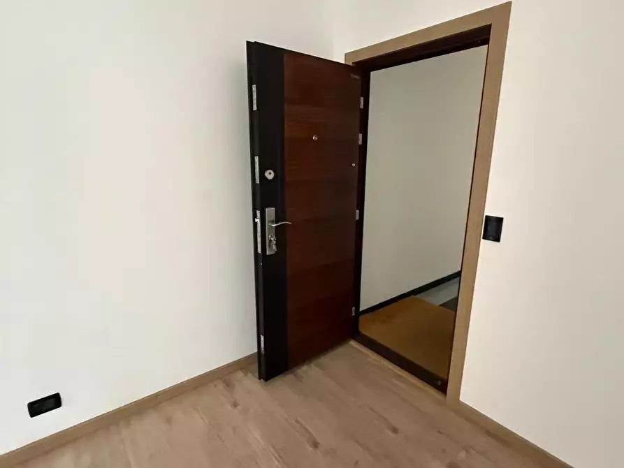 Immagine 12 di Ufficio in vendita  a Massa