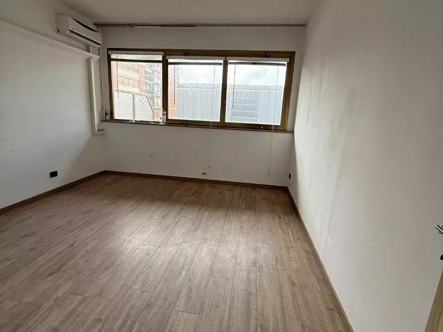Immagine 11 di Ufficio in vendita  a Massa