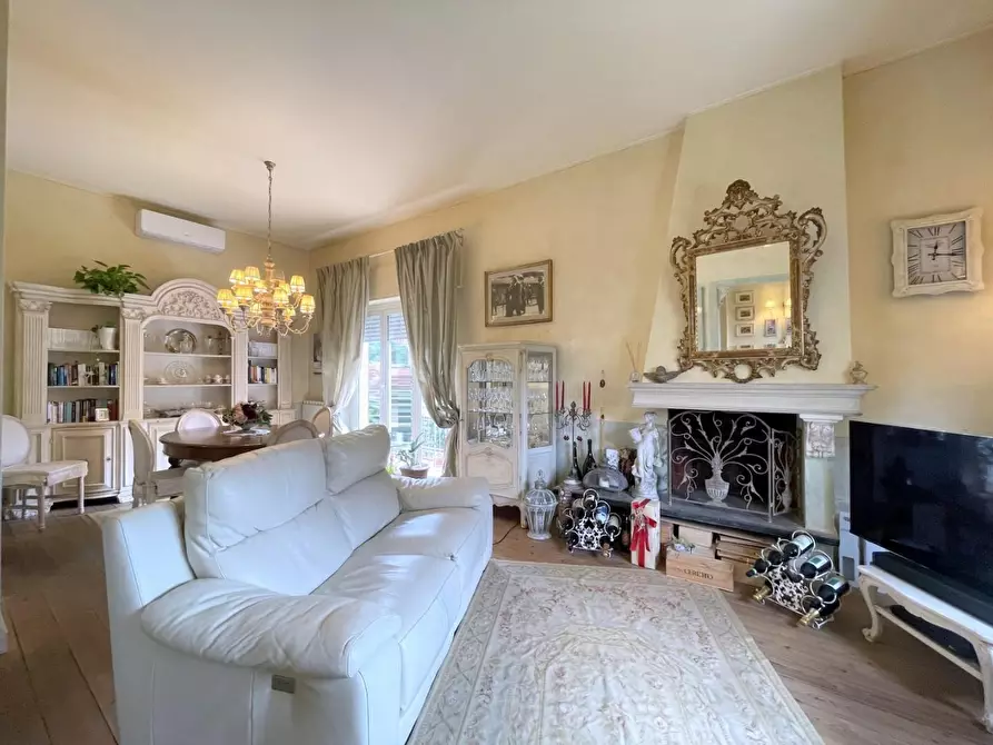 Immagine 25 di Casa indipendente in vendita  a Viareggio