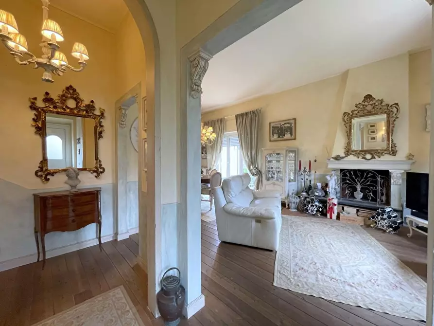 Immagine 1 di Casa indipendente in vendita  a Viareggio