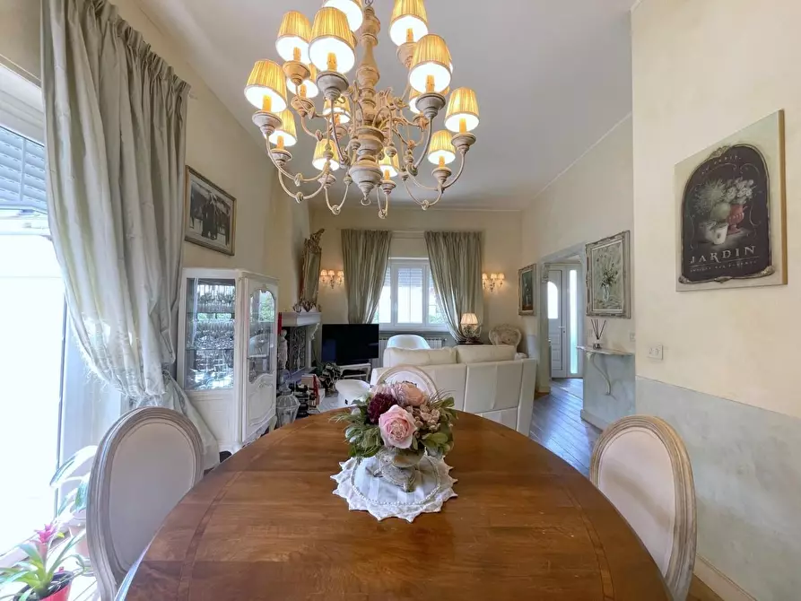 Immagine 2 di Casa indipendente in vendita  a Viareggio