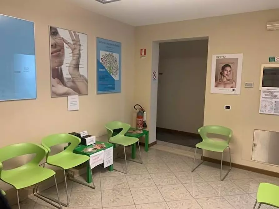 Immagine 2 di Ufficio in affitto  a Montecatini Terme