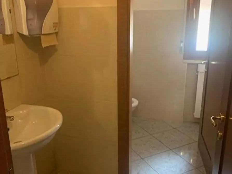 Immagine 3 di Ufficio in affitto  a Montecatini Terme