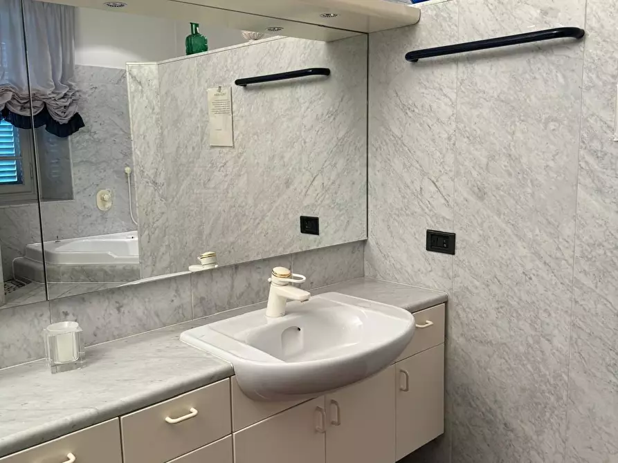 Immagine 28 di Immobile di prestigio in vendita  a Capannori