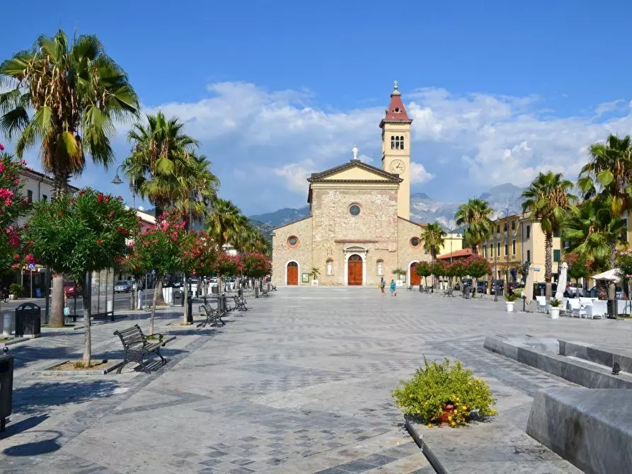 Immagine 2 di Appartamento in vendita  a Carrara