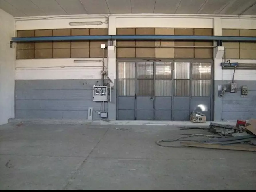 Immagine 2 di Attività artigianale in affitto  a Massa E Cozzile