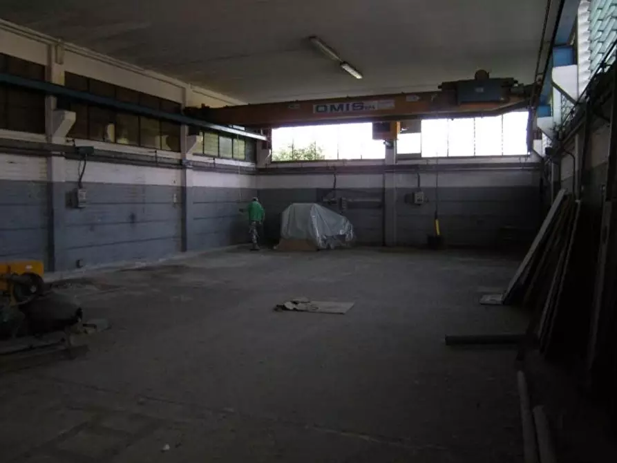 Immagine 1 di Attività artigianale in affitto  a Massa E Cozzile