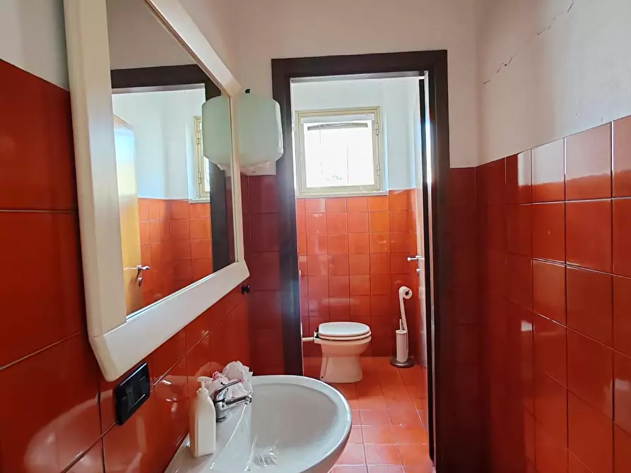 Immagine 5 di Ufficio in vendita  a Massa