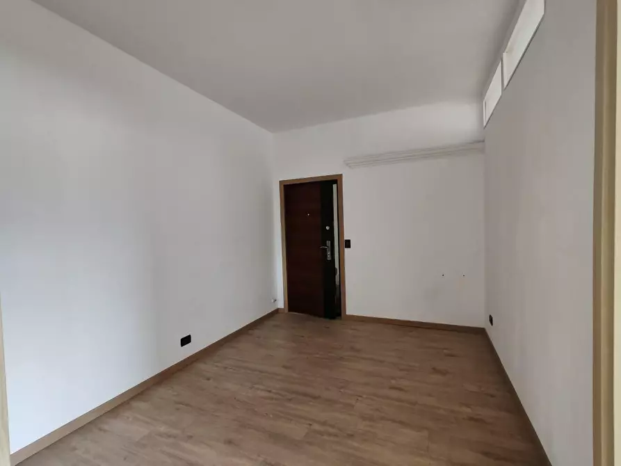 Immagine 6 di Ufficio in vendita  a Massa