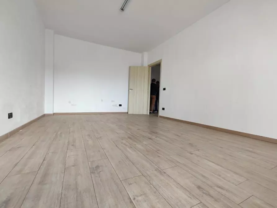 Immagine 3 di Ufficio in vendita  a Massa