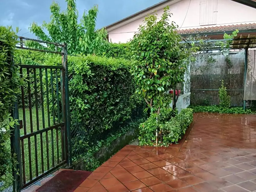 casa indipendente in vendita a Massa in zona Romagnano
