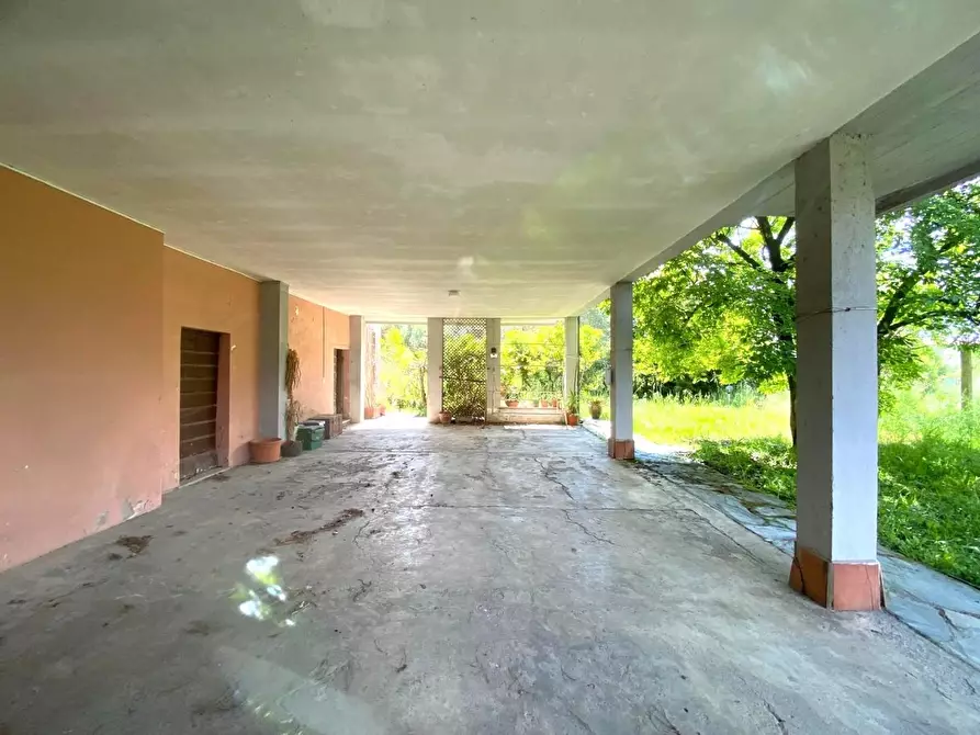 Immagine 12 di Villa in vendita  a Massa