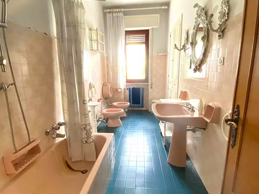 Immagine 10 di Villa in vendita  a Massa