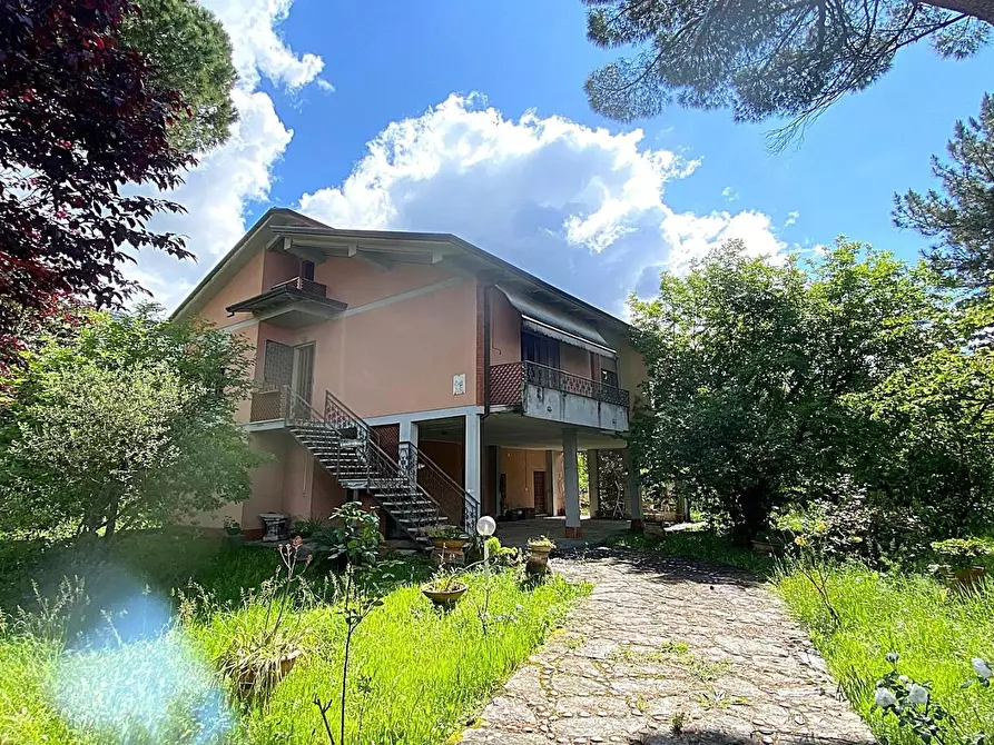 Immagine 1 di Villa in vendita  a Massa