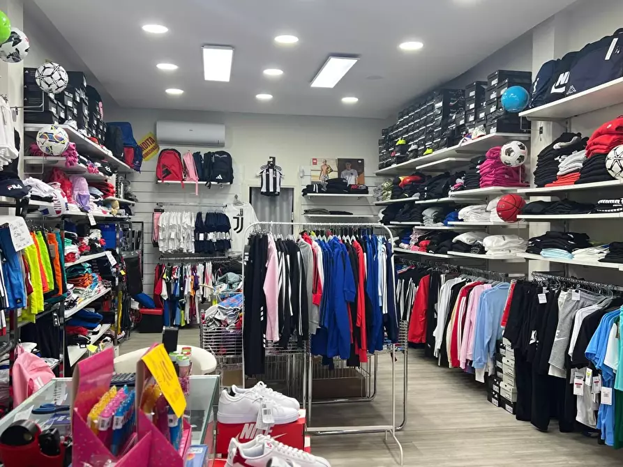 Immagine 2 di Attività commerciale in vendita  a Massa