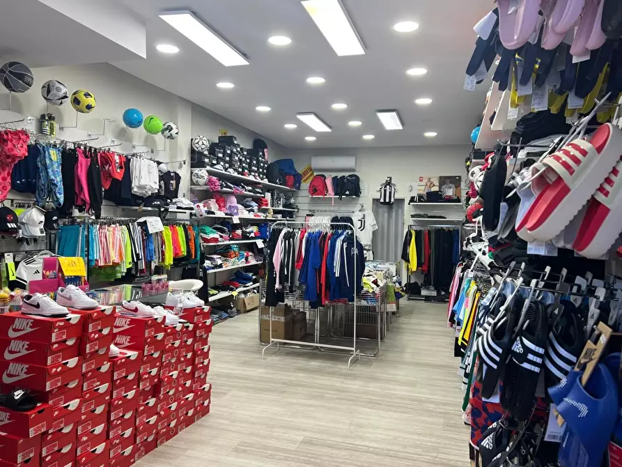 Immagine 6 di Attività commerciale in vendita  a Massa