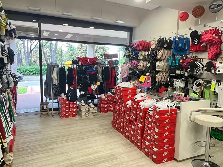 Immagine 7 di Attività commerciale in vendita  a Massa