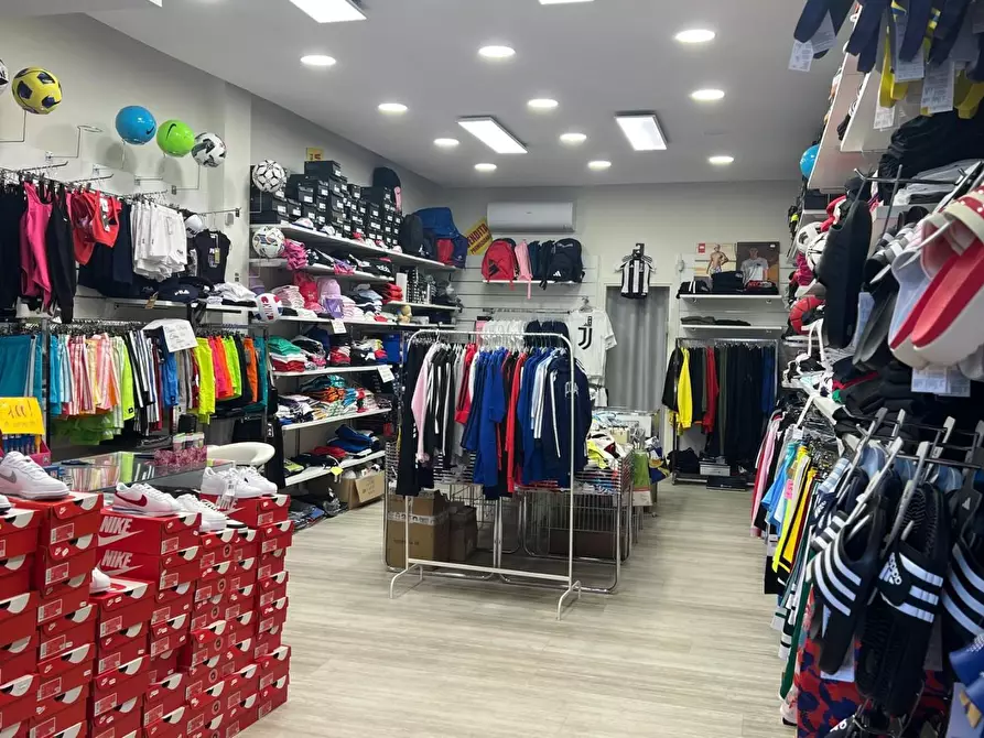 Immagine 1 di Attività commerciale in vendita  a Massa