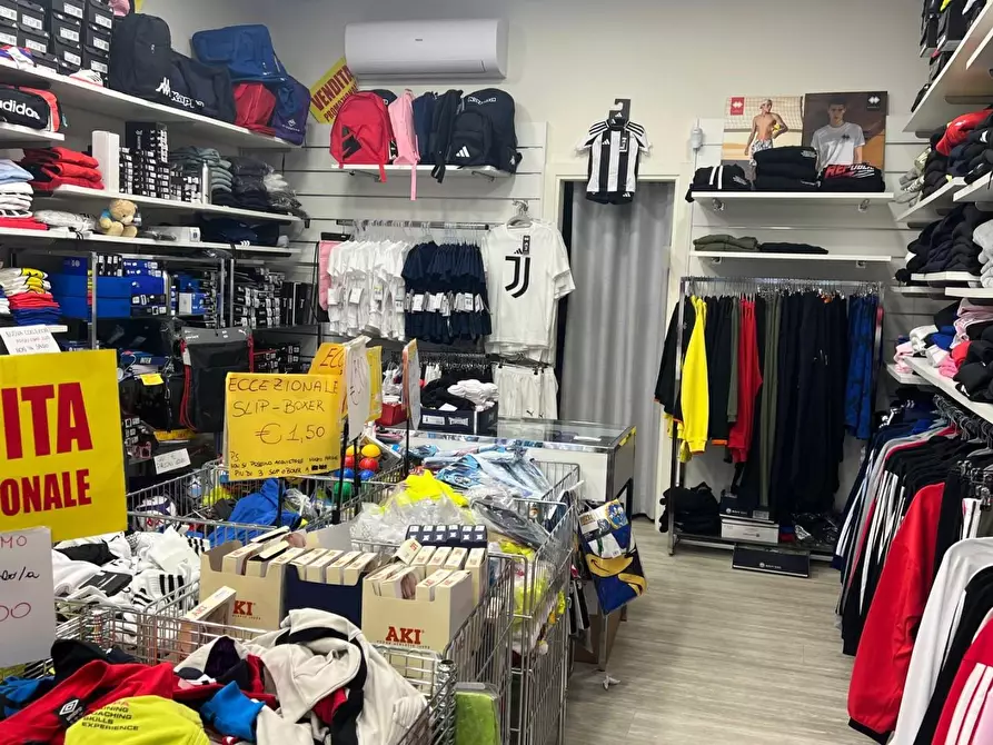 Immagine 3 di Attività commerciale in vendita  a Massa