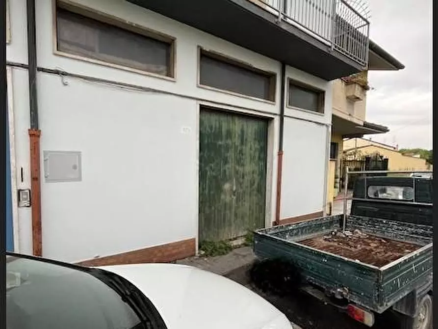 Immagine 3 di Laboratorio in vendita  a Viareggio