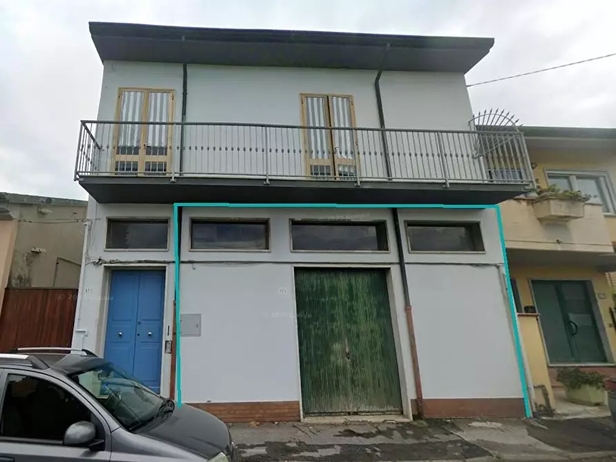 Immagine 1 di Laboratorio in vendita  a Viareggio