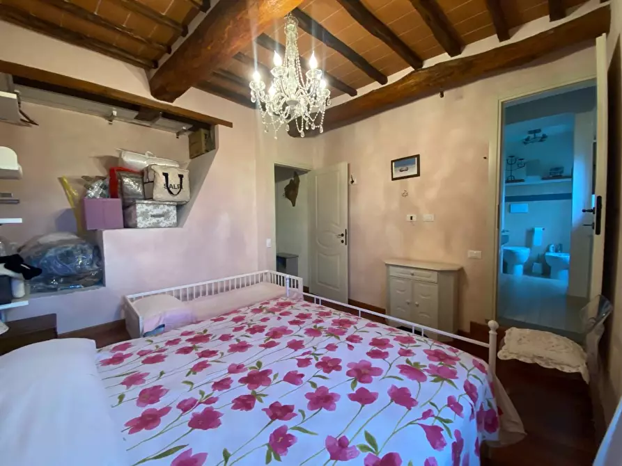 Immagine 26 di Casa colonica in vendita  a Carmignano