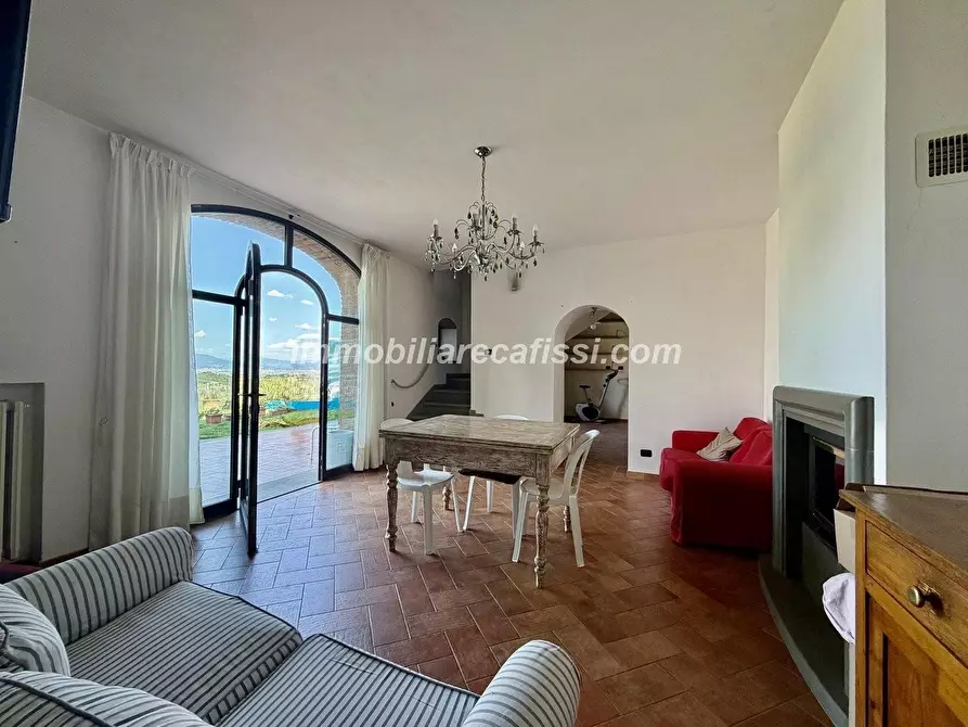 Immagine 1 di Casa colonica in vendita  a Carmignano