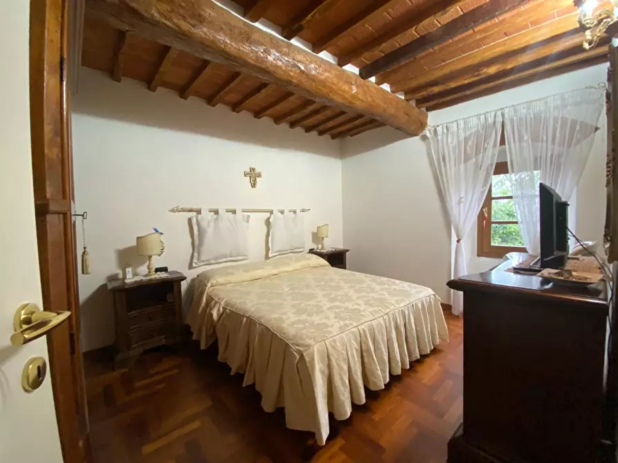 Immagine 21 di Casa colonica in vendita  a Carmignano