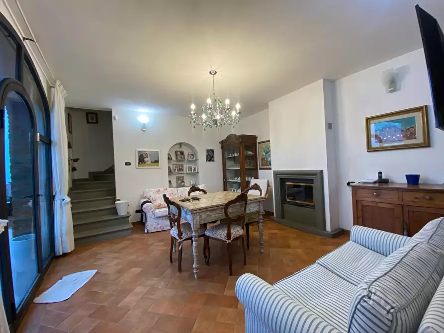 Immagine 2 di Casa colonica in vendita  a Carmignano