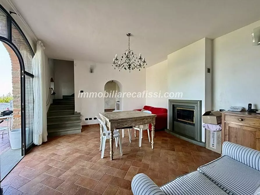 Immagine 2 di Casa colonica in vendita  a Carmignano