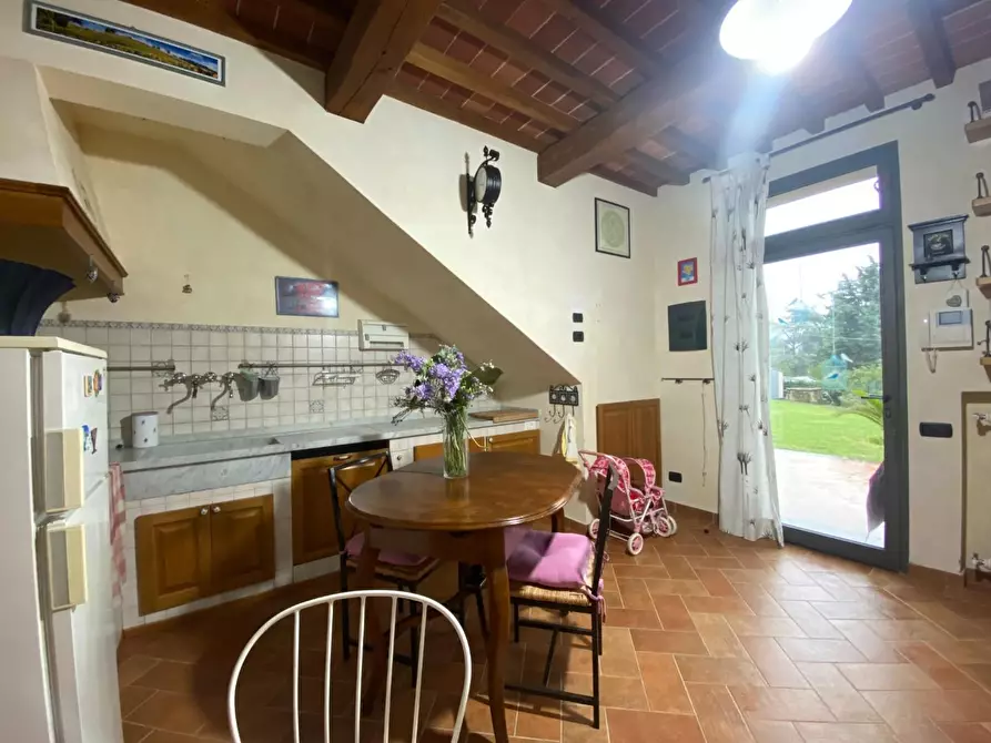 Immagine 3 di Casa colonica in vendita  a Carmignano