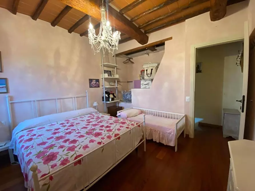 Immagine 25 di Casa colonica in vendita  a Carmignano